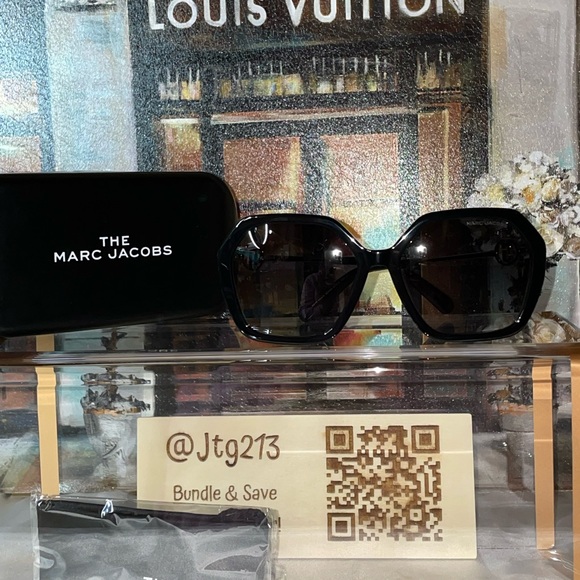Marc Jacobs Accessories - Marc Jacobs Black Oversized Sunglasses – New with Case and Dusty